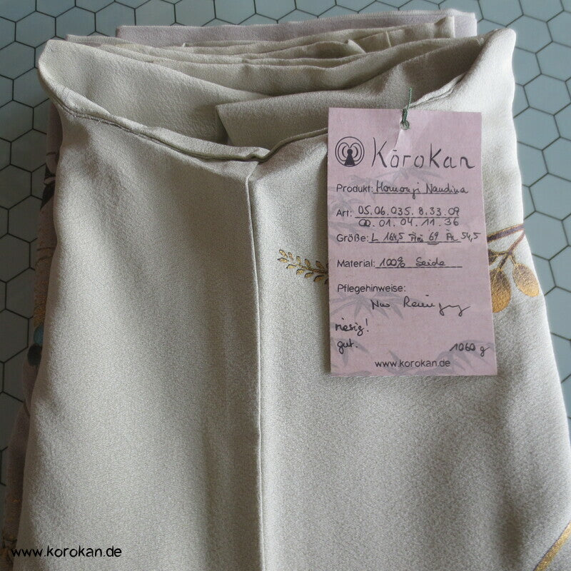 gelackte Blüten und Zweige auf khaki Homongi Seidencrepe Kimono