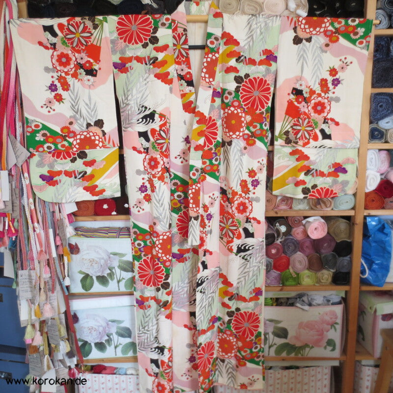 Seidencrepe Furisode Kimono - silberne Blätter und bunte Muster