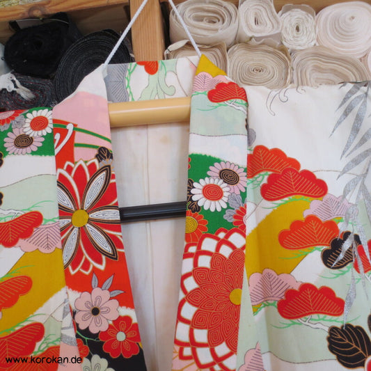 Seidencrepe Furisode Kimono - silberne Blätter und bunte Muster