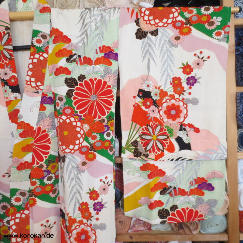 Seidencrepe Furisode Kimono - silberne Blätter und bunte Muster