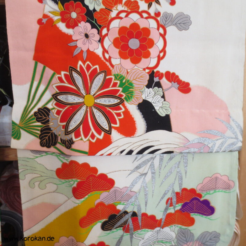 Seidencrepe Furisode Kimono - silberne Blätter und bunte Muster