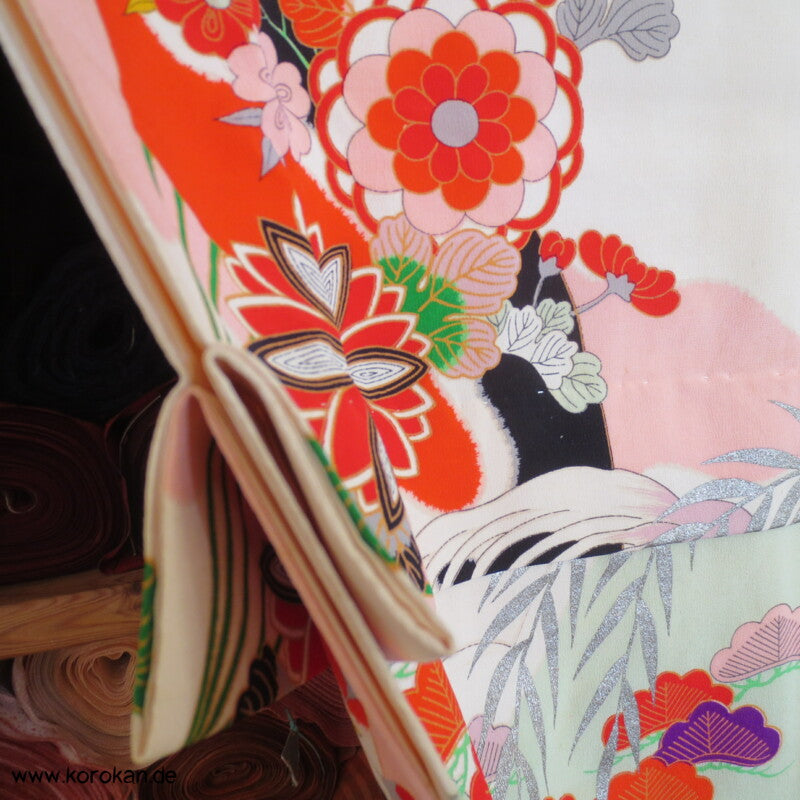 Seidencrepe Furisode Kimono - silberne Blätter und bunte Muster
