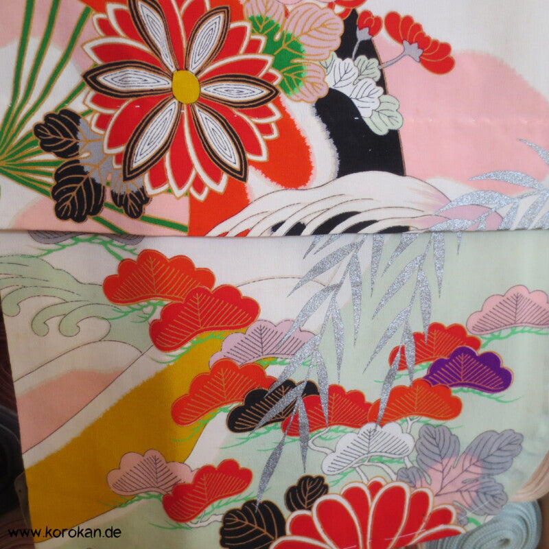 Seidencrepe Furisode Kimono - silberne Blätter und bunte Muster