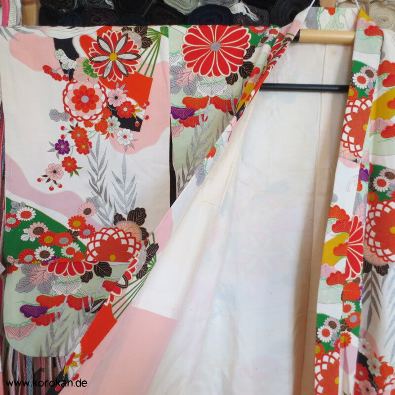 Seidencrepe Furisode Kimono - silberne Blätter und bunte Muster