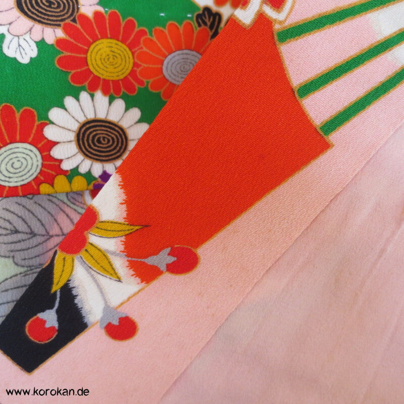 Seidencrepe Furisode Kimono - silberne Blätter und bunte Muster