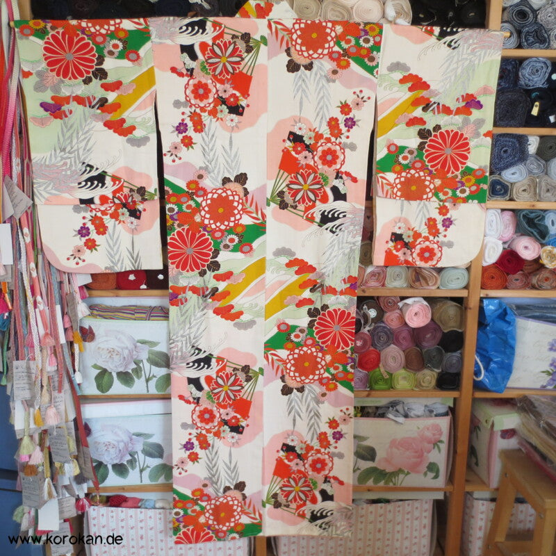 Seidencrepe Furisode Kimono - silberne Blätter und bunte Muster