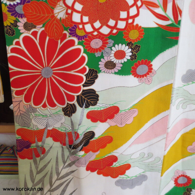 Seidencrepe Furisode Kimono - silberne Blätter und bunte Muster