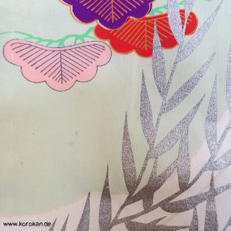 Seidencrepe Furisode Kimono - silberne Blätter und bunte Muster