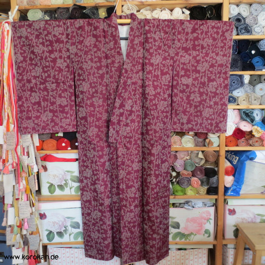 Japan Art Deco graue Sakurazweige auf weinrot Meisen Kimono