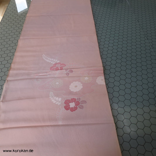 blassrosa Kamelien Seidencrepe Kimono Tanmono Stoffrolle, Teilstickerei