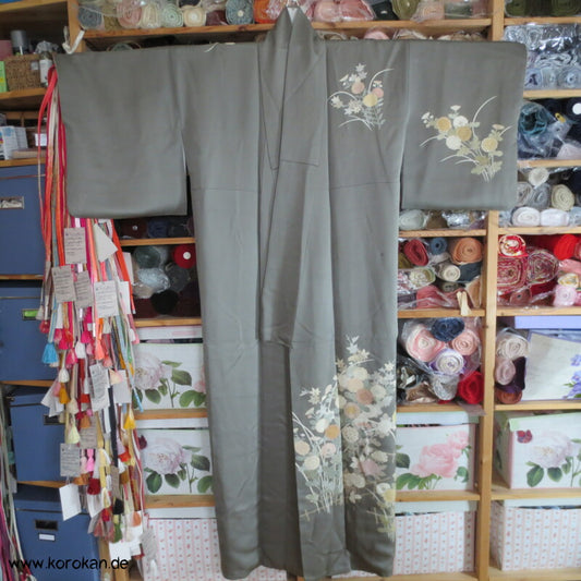 khaki Homongi Seiden Kimono, kugelige Chrysanthemen