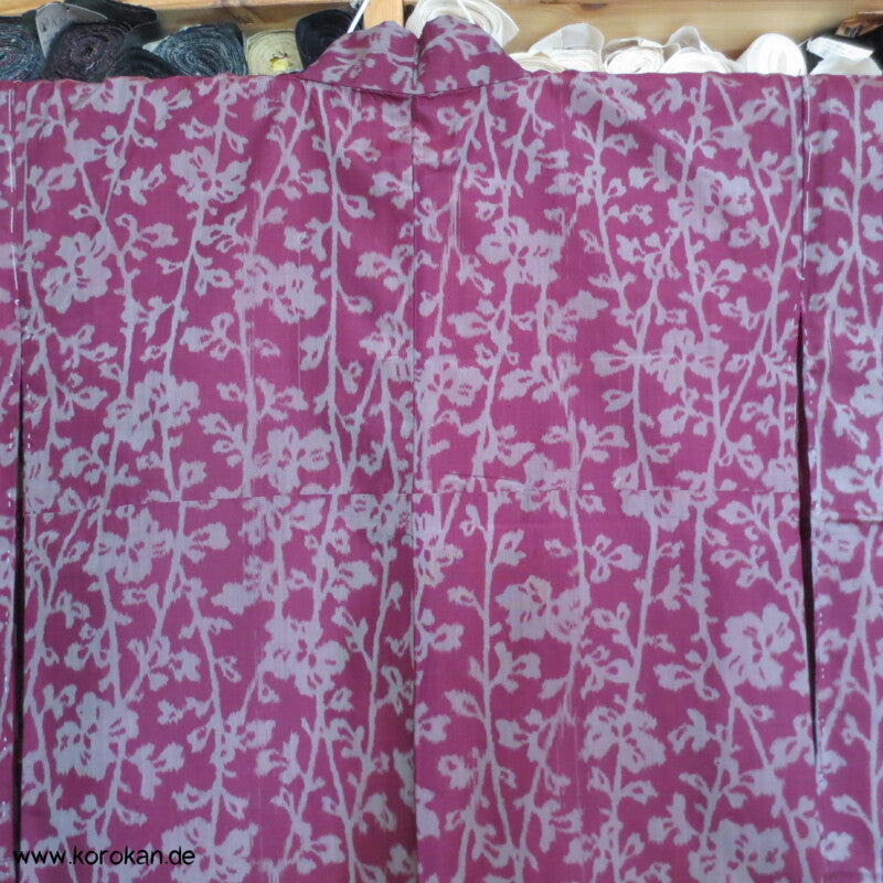 Japan Art Deco graue Sakurazweige auf weinrot Meisen Kimono
