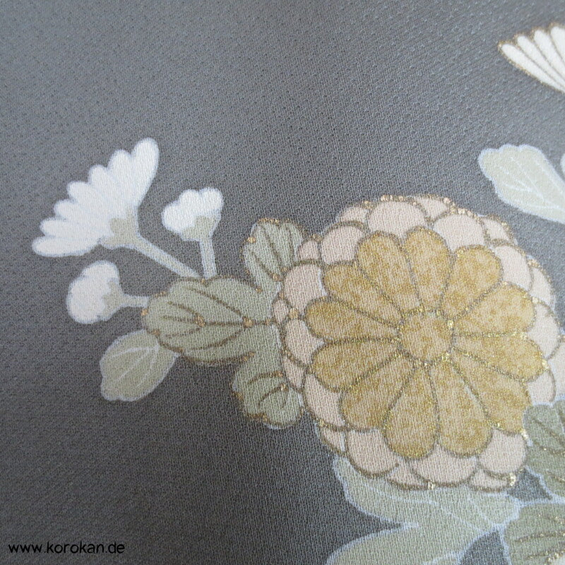 khaki Homongi Seiden Kimono, kugelige Chrysanthemen