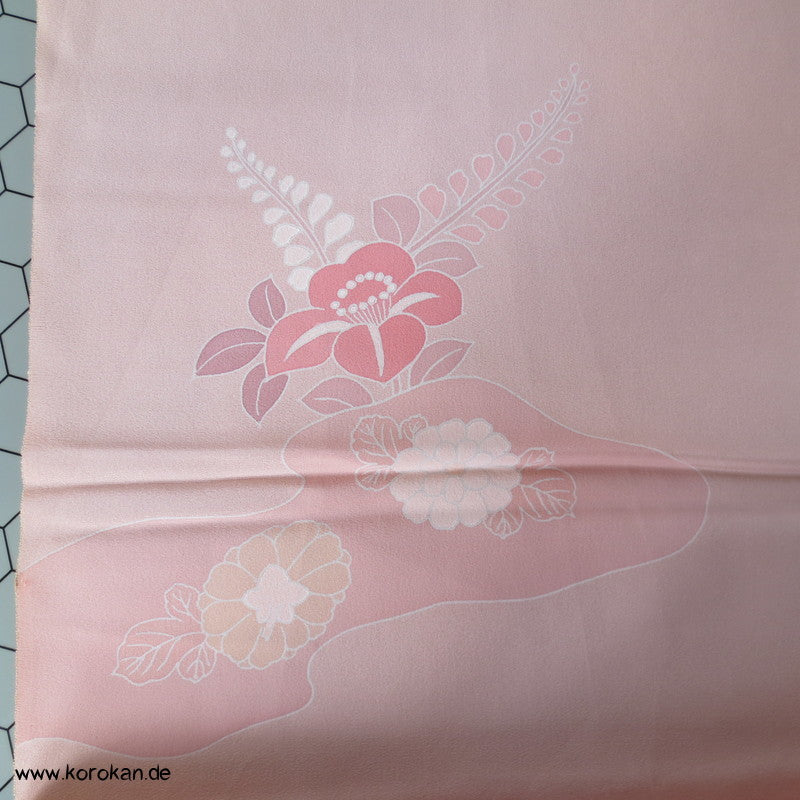 blassrosa Kamelien Seidencrepe Kimono Tanmono Stoffrolle, Teilstickerei