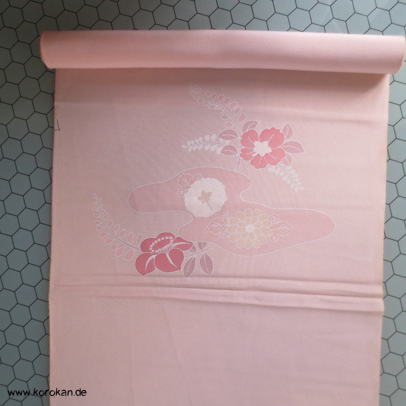 blassrosa Kamelien Seidencrepe Kimono Tanmono Stoffrolle, Teilstickerei
