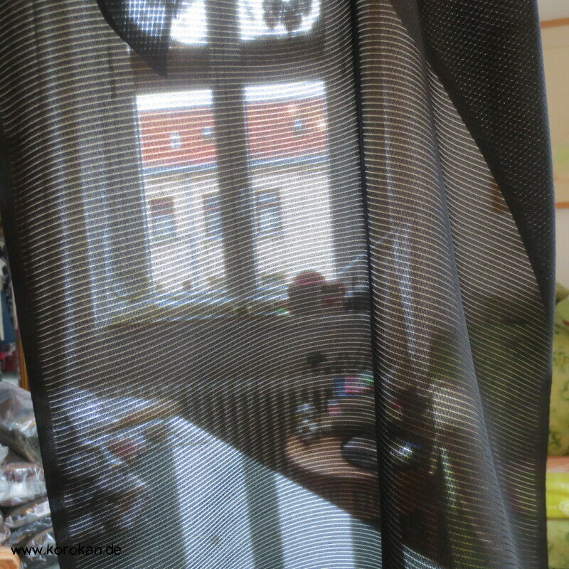 schwarzer Rho Kimono Seidenstoff mit Mon, in Stücken