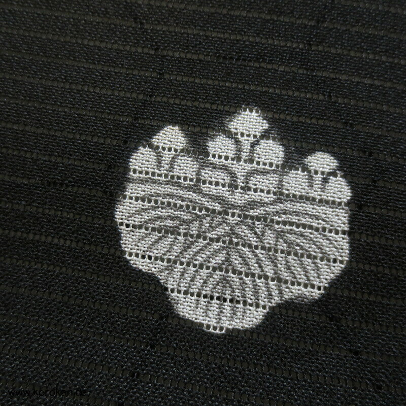 schwarzer Rho Kimono Seidenstoff mit Mon, in Stücken