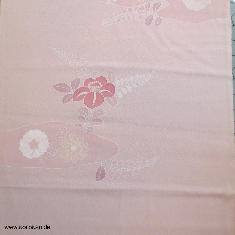 blassrosa Kamelien Seidencrepe Kimono Tanmono Stoffrolle, Teilstickerei