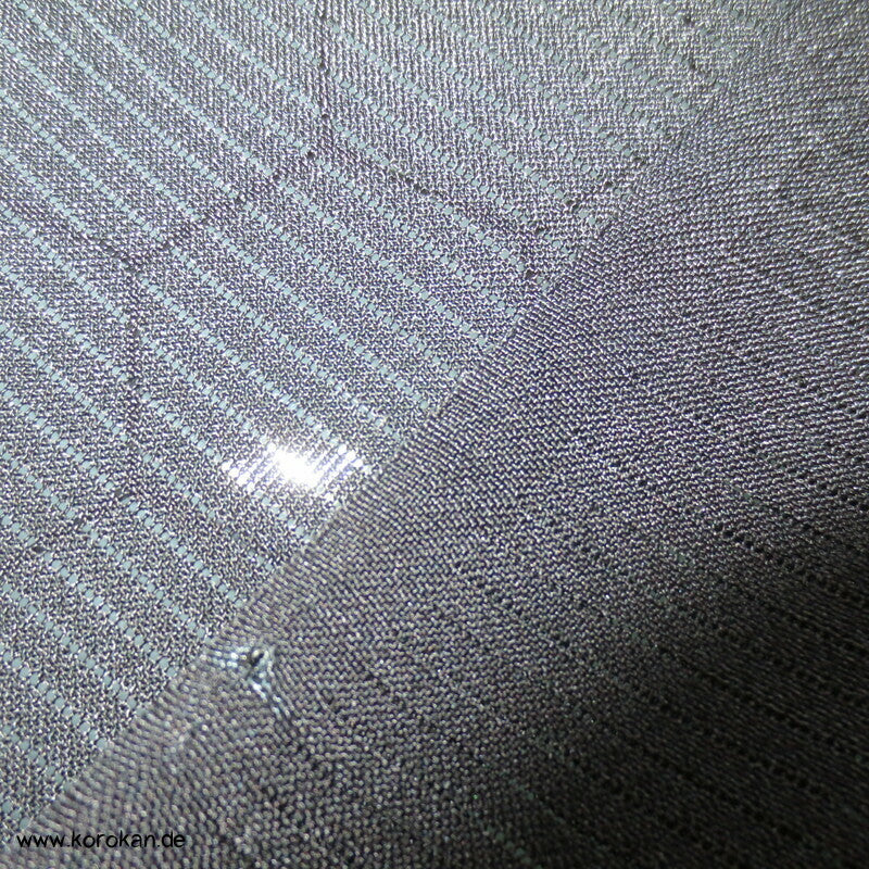 schwarzer Rho Kimono Seidenstoff mit Mon, in Stücken