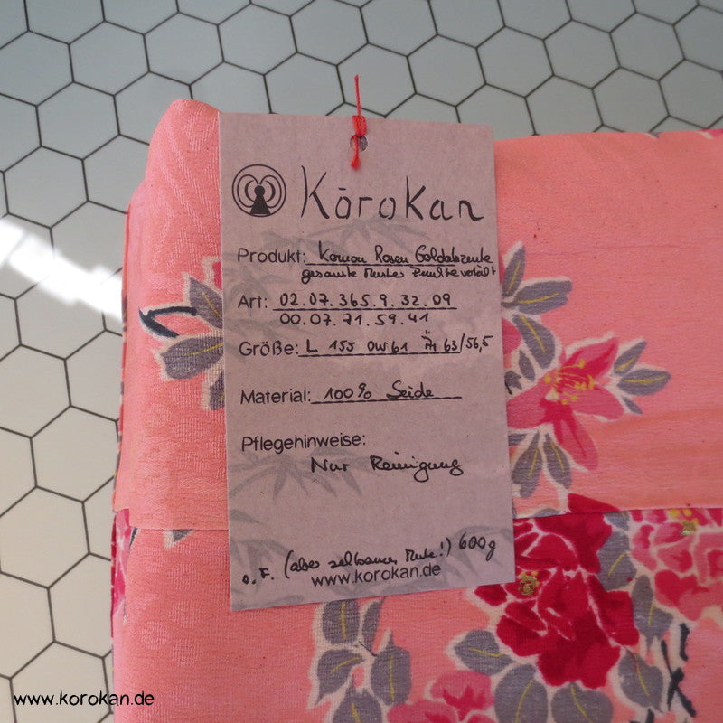 Rosen mit Goldakzenten Seidendamast Komon Kimono, 1950'er oder früher