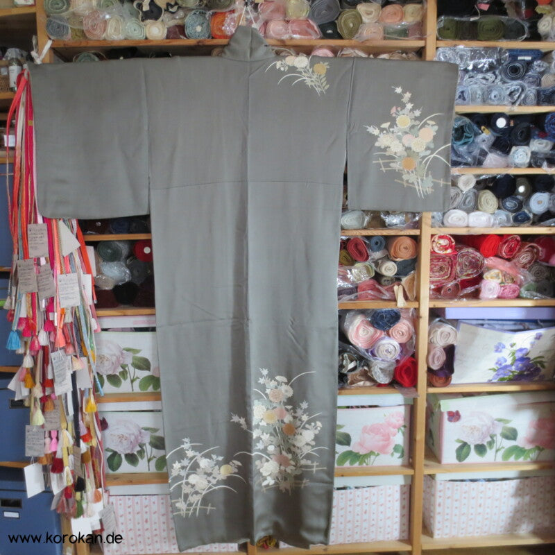 khaki Homongi Seiden Kimono, kugelige Chrysanthemen