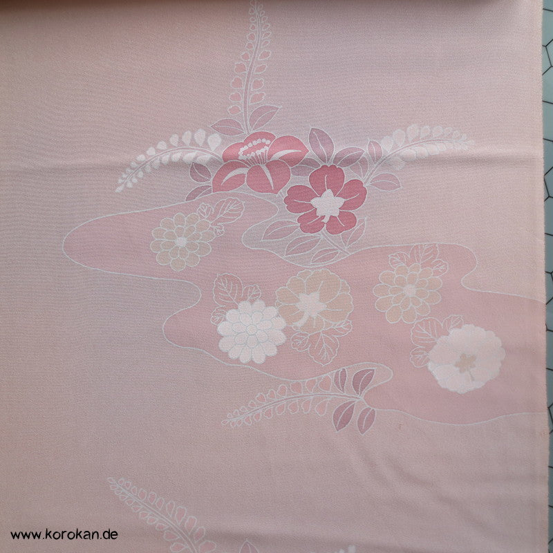 blassrosa Kamelien Seidencrepe Kimono Tanmono Stoffrolle, Teilstickerei