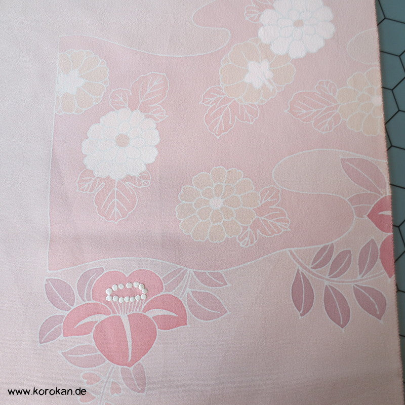 blassrosa Kamelien Seidencrepe Kimono Tanmono Stoffrolle, Teilstickerei
