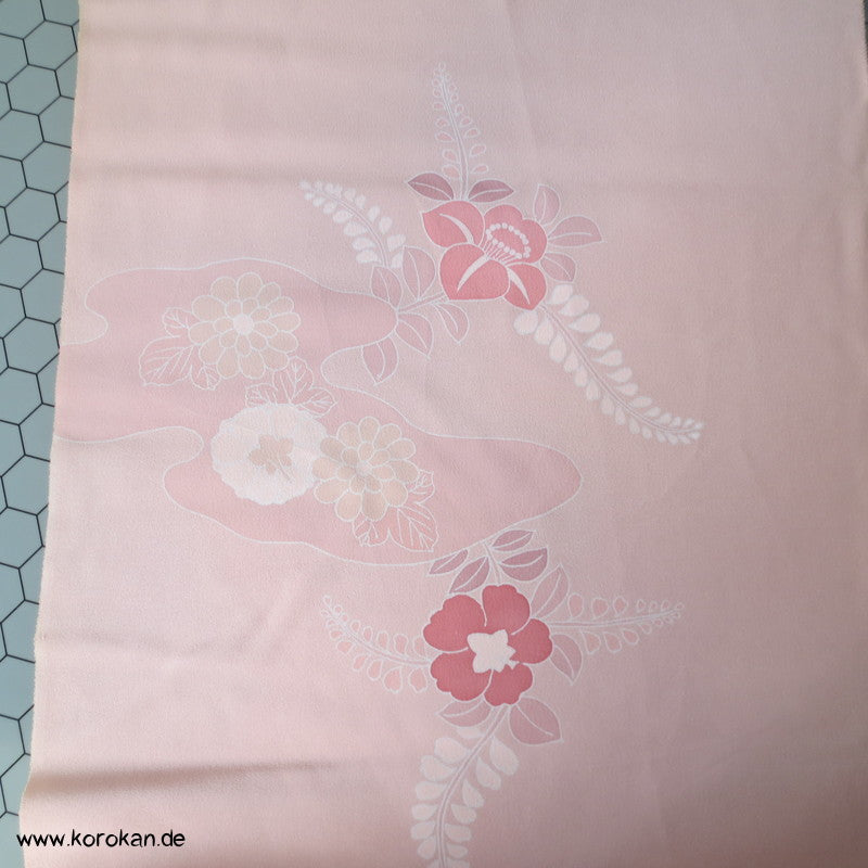 blassrosa Kamelien Seidencrepe Kimono Tanmono Stoffrolle, Teilstickerei