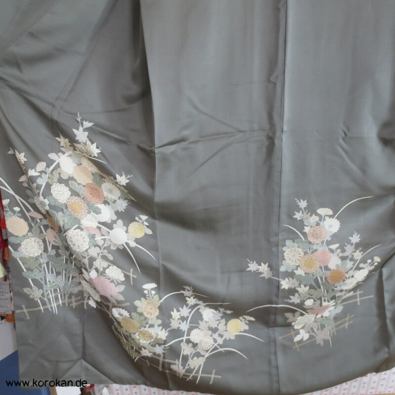 khaki Homongi Seiden Kimono, kugelige Chrysanthemen
