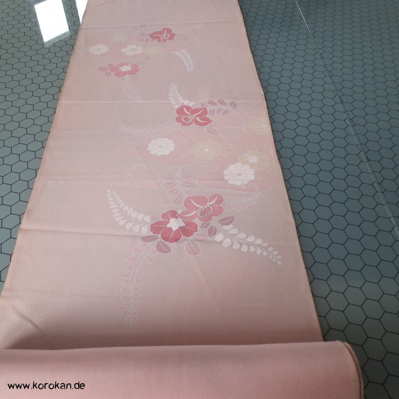 blassrosa Kamelien Seidencrepe Kimono Tanmono Stoffrolle, Teilstickerei