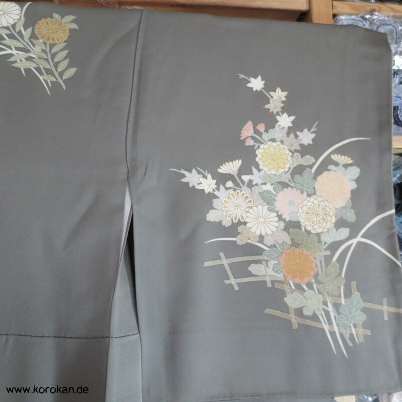khaki Homongi Seiden Kimono, kugelige Chrysanthemen