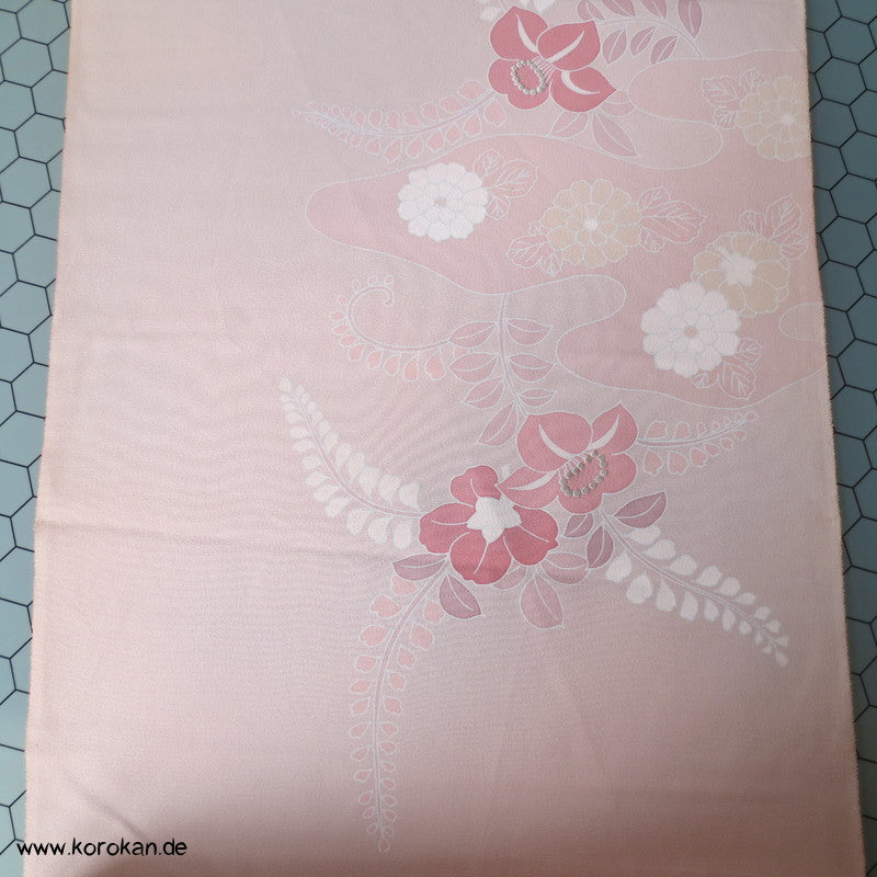 blassrosa Kamelien Seidencrepe Kimono Tanmono Stoffrolle, Teilstickerei
