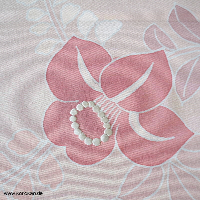 blassrosa Kamelien Seidencrepe Kimono Tanmono Stoffrolle, Teilstickerei