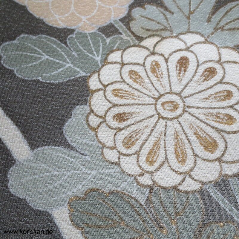 khaki Homongi Seiden Kimono, kugelige Chrysanthemen