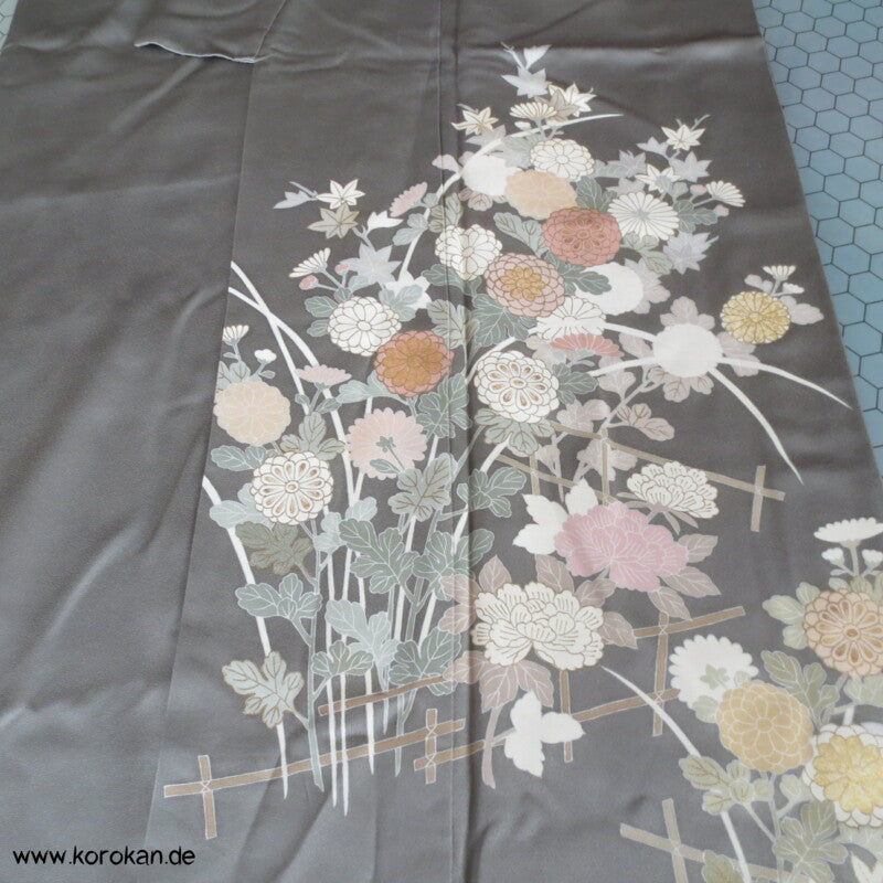 khaki Homongi Seiden Kimono, kugelige Chrysanthemen