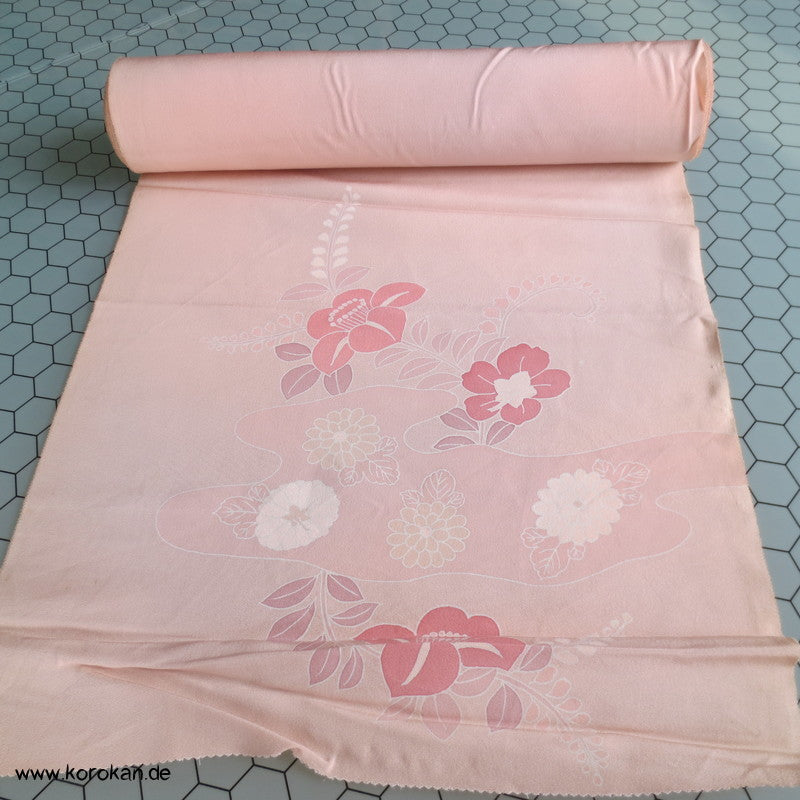 blassrosa Kamelien Seidencrepe Kimono Tanmono Stoffrolle, Teilstickerei