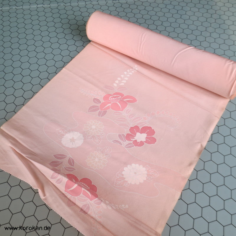 blassrosa Kamelien Seidencrepe Kimono Tanmono Stoffrolle, Teilstickerei