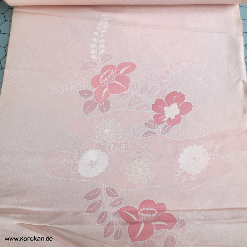 blassrosa Kamelien Seidencrepe Kimono Tanmono Stoffrolle, Teilstickerei