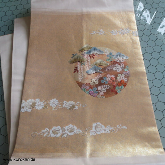 Nagoya Obi Seidenbrokat Gutta Percha Pinien und gestickte Nandina