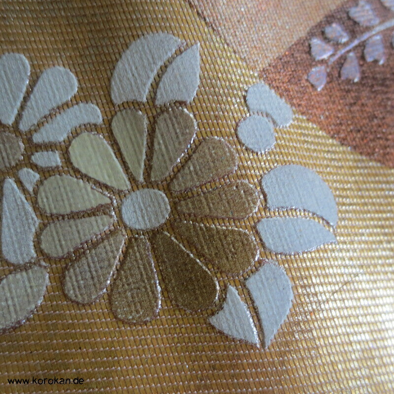 Nagoya Obi Seidenbrokat Gutta Percha Pinien und gestickte Nandina