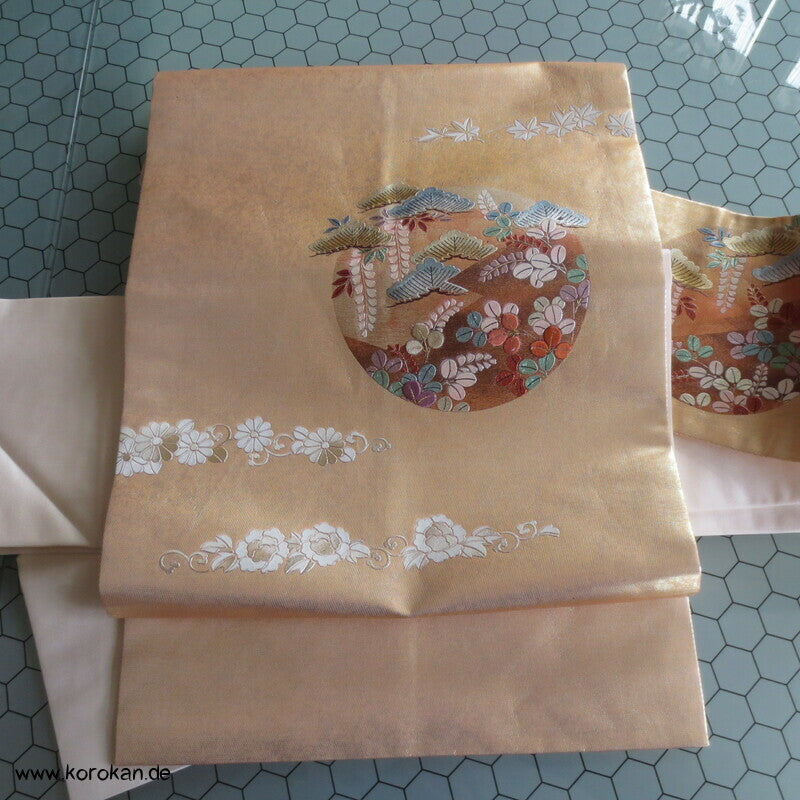 Nagoya Obi Seidenbrokat Gutta Percha Pinien und gestickte Nandina