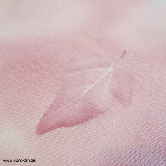 Seidencrepe Kimono Tanmono Stoffrolle, Blätter in altrosa