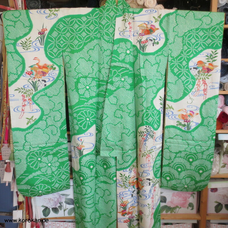 Mandarinenten in grünem Shibori Fluß Furisode Seidendamast Kimono
