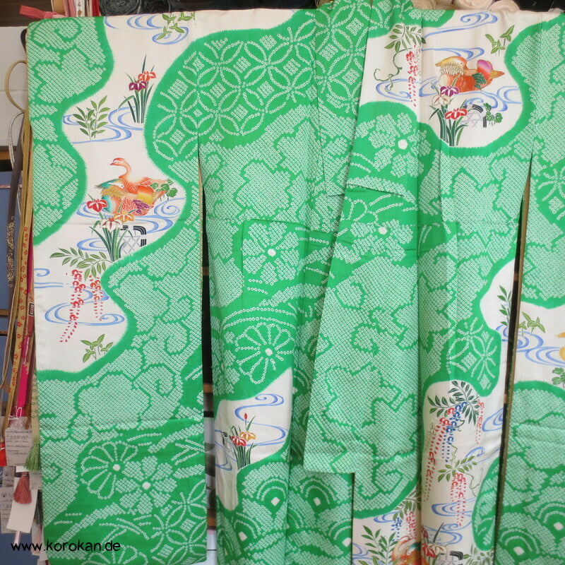 Mandarinenten in grünem Shibori Fluß Furisode Seidendamast Kimono
