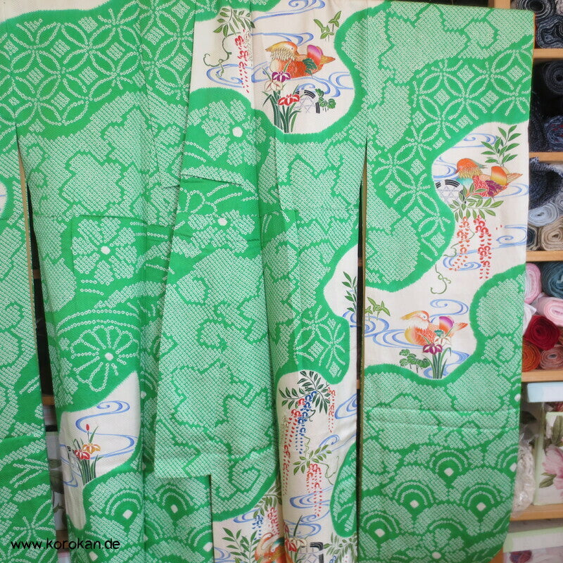 Mandarinenten in grünem Shibori Fluß Furisode Seidendamast Kimono
