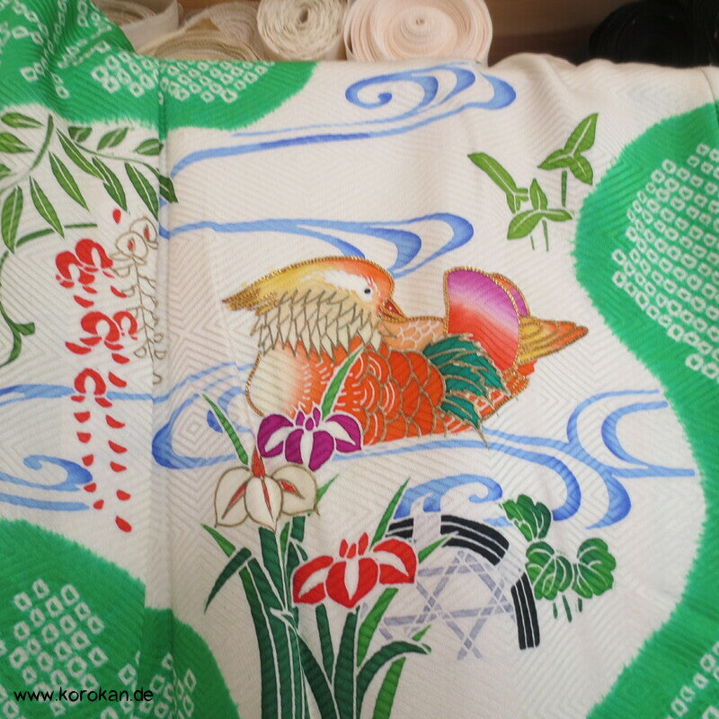 Mandarinenten in grünem Shibori Fluß Furisode Seidendamast Kimono