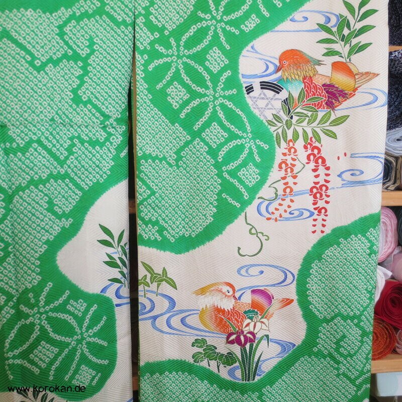 Mandarinenten in grünem Shibori Fluß Furisode Seidendamast Kimono