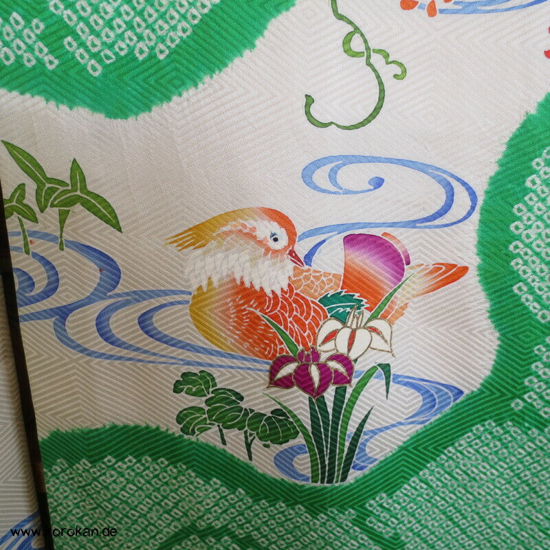 Mandarinenten in grünem Shibori Fluß Furisode Seidendamast Kimono