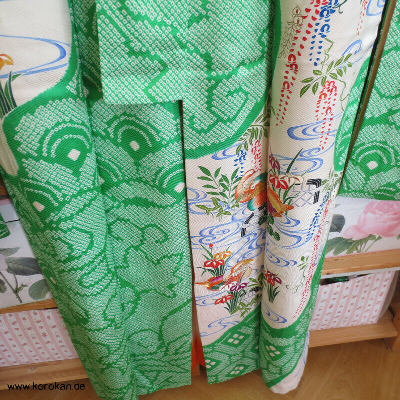 Mandarinenten in grünem Shibori Fluß Furisode Seidendamast Kimono