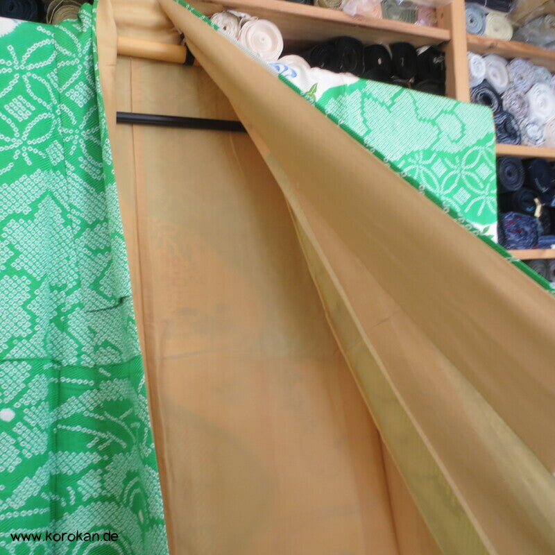 Mandarinenten in grünem Shibori Fluß Furisode Seidendamast Kimono